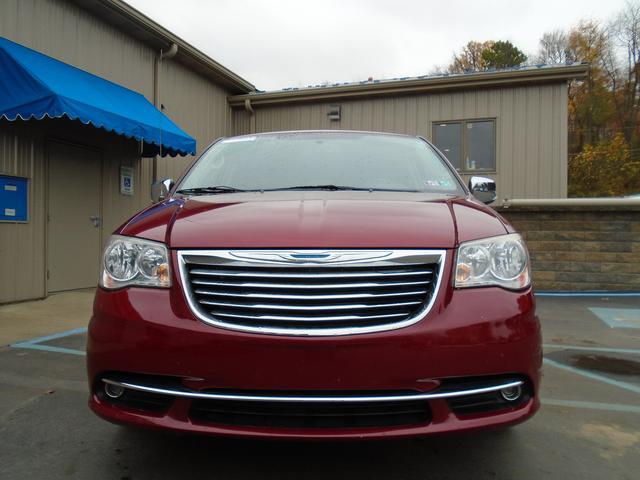 2014 chrysler town & country in mount pleasant, pennsylvania