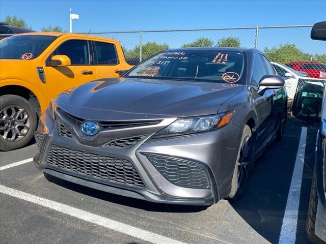 2022 toyota camry hybrid se