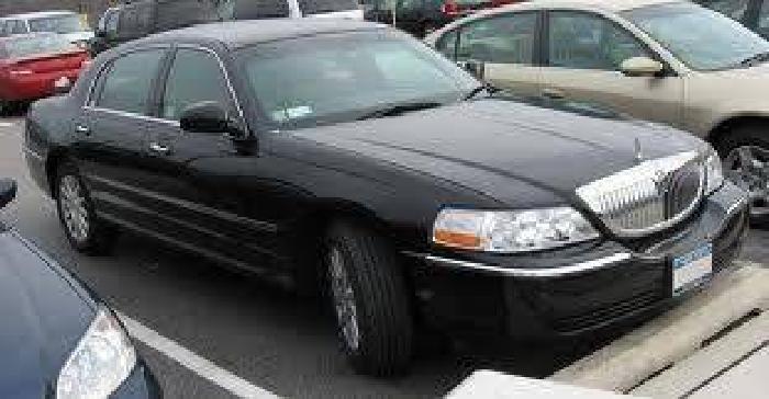 2007 black lincoln town car only 101, 000 original miles. in brooklyn, ny