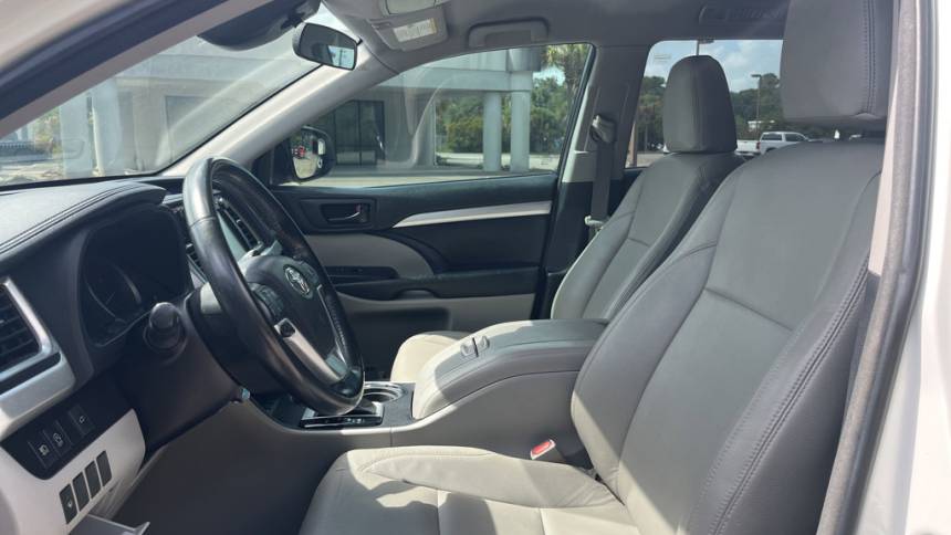 2018 toyota highlander le v6