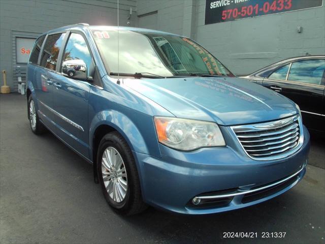 2011 chrysler town & country touring-l