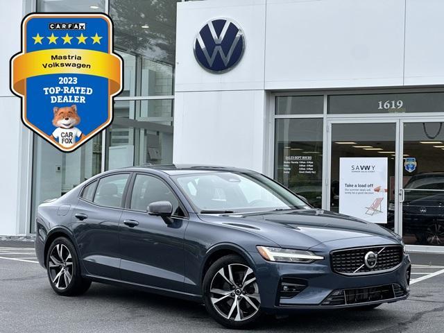 2024 volvo s60 b5 plus dark theme