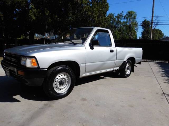 1989 toyota pickup deluxe 2dr standard cab sb automatic 4-speed rwd i4 2.4l