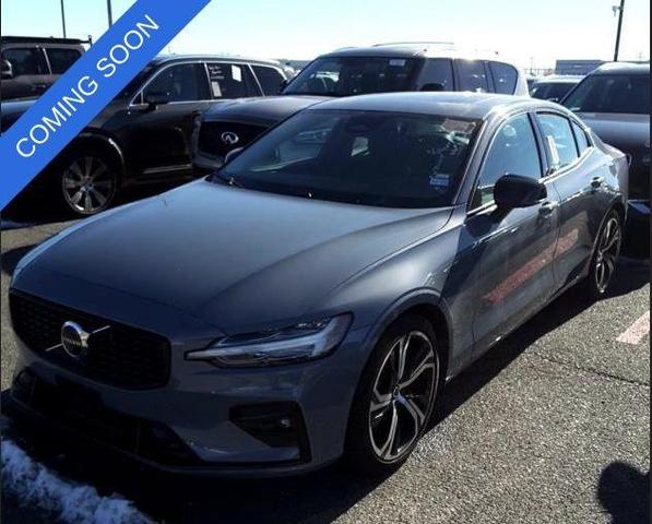 2024 volvo s60 b5 plus dark theme