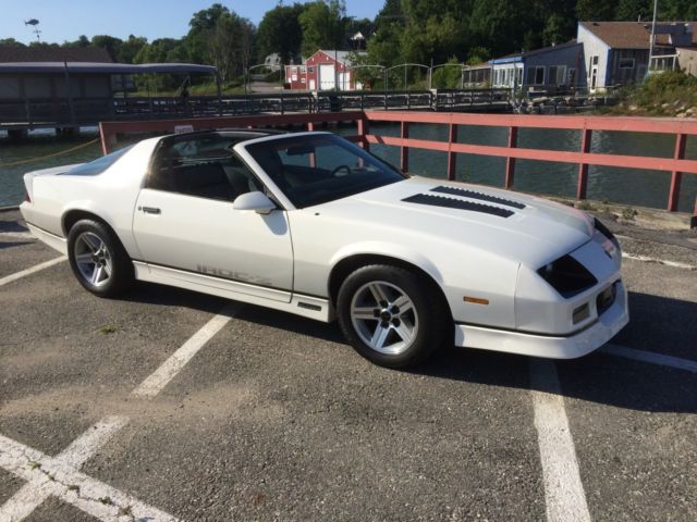 305ci/215hp. 5-speed. original drivetrain & body panels. a/c. t-tops. no reserve