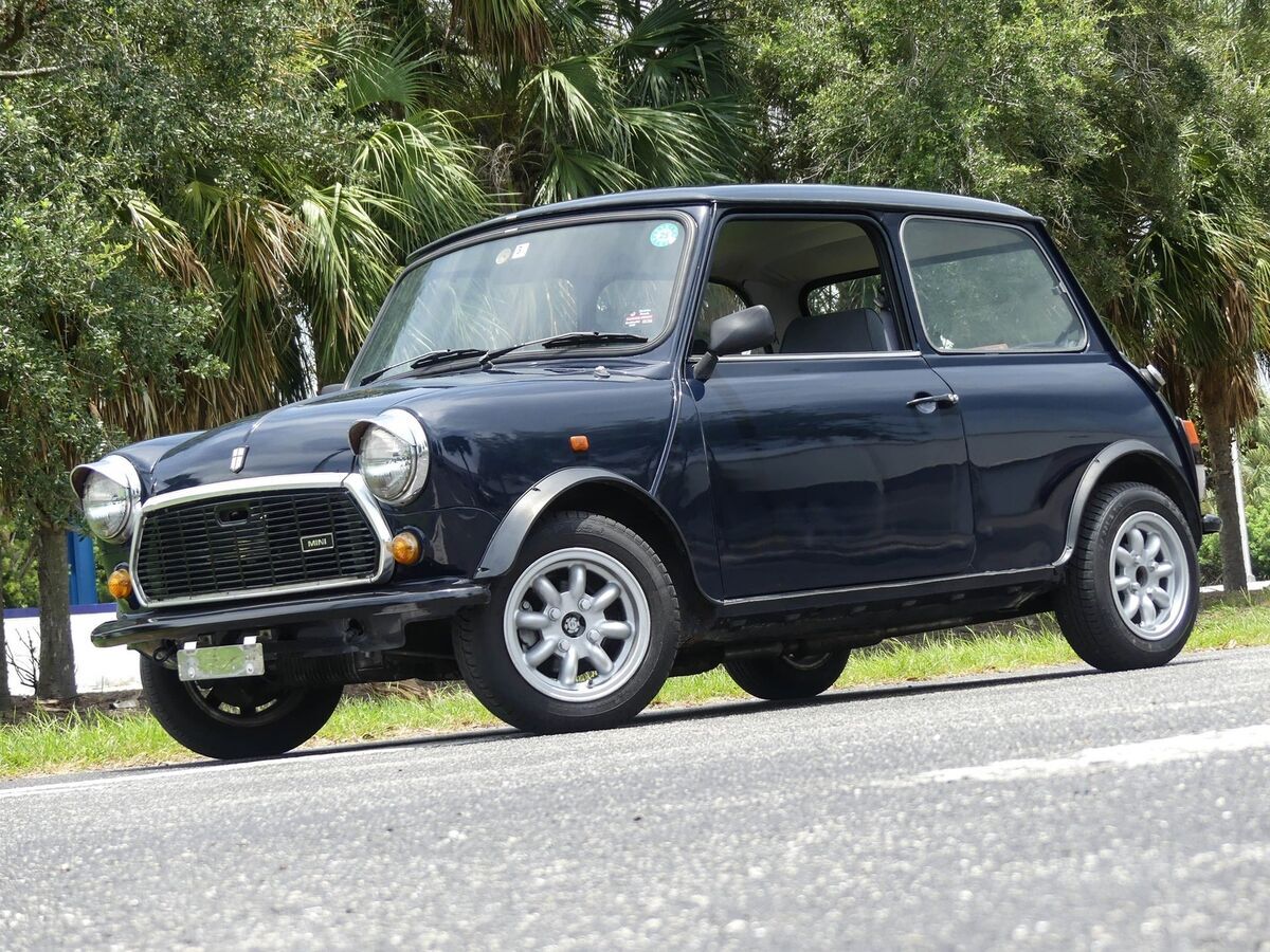 super clean mini! great color combination. fun, right hand drive classic car!